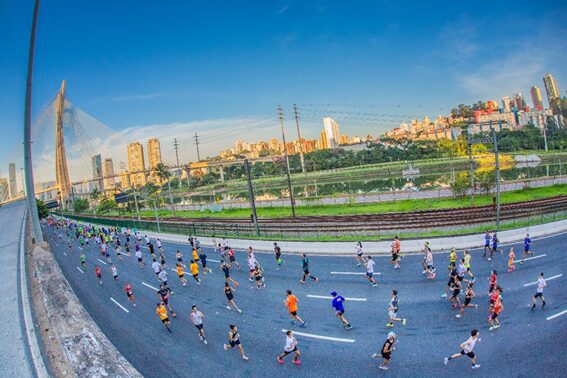 Atletas percorreram a pista expressa da Marginal Pinheiros

