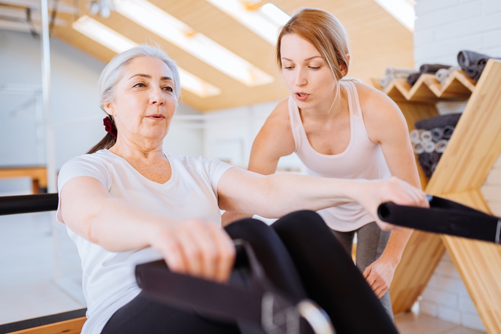Ortopedista destaca os benefícios da prática de pilates para quem tem dores crônicas