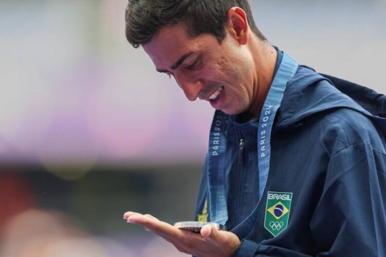 Caio Bonfim vai ao Stade de France e recebe a inédita medalha olímpica da marcha atlética