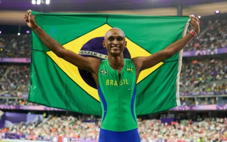 Alison dos Santos vai ao pódio olímpico pela 2ª vez: é bronze nos 400 metros com barreiras em Paris-2024