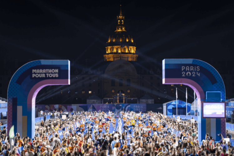 Cerca de 190 corredores brasileiros participaram da “Maratona para todos” em Paris nesse fim de semana
