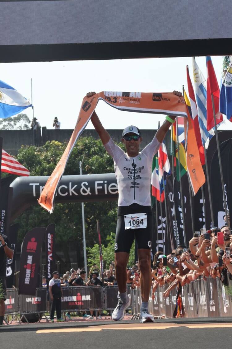 Santiago Ascenço segue imbatível e vence o Ironman 70.3 São Paulo