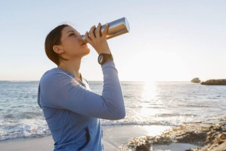 A hidratação é importante para evitar a hipotermia e se manter hidratado Foto: Sergey Nivens/Fotolia