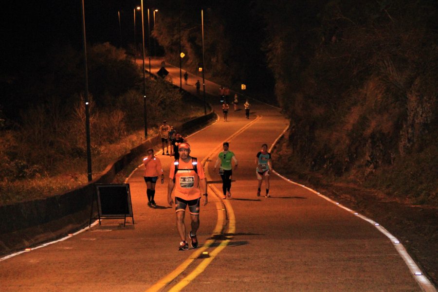 Corredores enfrentando os 25 km no período da noite Foto: Christina Volpe/Webrun