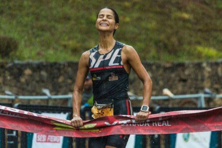 O alívio de Isabella Ribeiro ao cruzar a linha de chegada novamente em primeiro lugar no Duatlhon feminino/ Foto: Divulgação